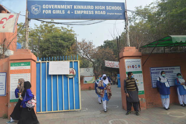 Pakistan: Students wearing face masks during school reopening Pakistani students wearing face masks coming out after attending their first day of school at Kinnaird government school in Lahore. Pakistani government reopened educational institutes across the country from grade 9th to 12th after remaining closed as a preventive measure against the Covid-19 coronavirus. Pakistani authorities started to reopen schools in phases despite a steady increase in deaths and infections from the coronavirus, official said. Lahore Punjab Pakistan Copyright: RanaxSajidxHussain