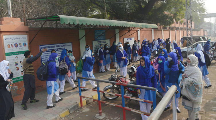 News Bilder des Tages Pakistan: Students wearing face masks during school reopening Pakistani students wearing face masks coming out after attending their first day of school at Kinnaird government school in Lahore. Pakistani government reopened educational institutes across the country from grade 9th to 12th after remaining closed as a preventive measure against the Covid-19 coronavirus. Pakistani authorities started to reopen schools in phases despite a steady increase in deaths and infections from the coronavirus, official said. Lahore Punjab Pakistan Copyright: RanaxSajidxHussain