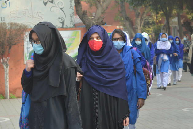 Pakistan: Students wearing face masks during school reopening Pakistani students wearing face masks coming out after attending their first day of school at Kinnaird government school in Lahore. Pakistani government reopened educational institutes across the country from grade 9th to 12th after remaining closed as a preventive measure against the Covid-19 coronavirus. Pakistani authorities started to reopen schools in phases despite a steady increase in deaths and infections from the coronavirus, official said. Lahore Punjab Pakistan Copyright: RanaxSajidxHussain