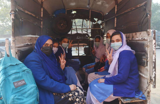 Pakistan: Students wearing face masks during school reopening Pakistani students wearing face masks coming out after attending their first day of school at Kinnaird government school in Lahore. Pakistani government reopened educational institutes across the country from grade 9th to 12th after remaining closed as a preventive measure against the Covid-19 coronavirus. Pakistani authorities started to reopen schools in phases despite a steady increase in deaths and infections from the coronavirus, official said. Lahore Punjab Pakistan Copyright: RanaxSajidxHussain