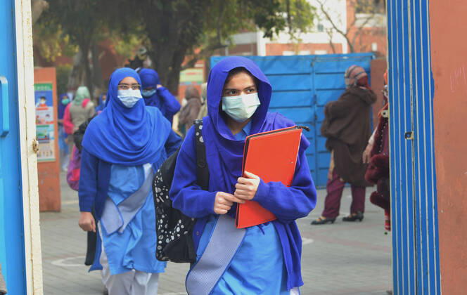 Pakistan: Students wearing face masks during school reopening Pakistani students wearing face masks coming out after attending their first day of school at Kinnaird government school in Lahore. Pakistani government reopened educational institutes across the country from grade 9th to 12th after remaining closed as a preventive measure against the Covid-19 coronavirus. Pakistani authorities started to reopen schools in phases despite a steady increase in deaths and infections from the coronavirus, official said. Lahore Punjab Pakistan Copyright: RanaxSajidxHussain