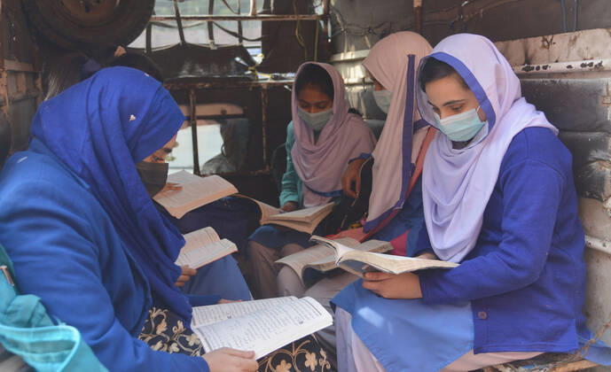 Pakistan: Students wearing face masks during school reopening Pakistani students wearing face masks coming out after attending their first day of school at Kinnaird government school in Lahore. Pakistani government reopened educational institutes across the country from grade 9th to 12th after remaining closed as a preventive measure against the Covid-19 coronavirus. Pakistani authorities started to reopen schools in phases despite a steady increase in deaths and infections from the coronavirus, official said. Lahore Punjab Pakistan Copyright: RanaxSajidxHussain