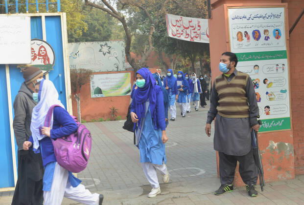 Pakistan: Students wearing face masks during school reopening Pakistani students wearing face masks coming out after attending their first day of school at Kinnaird government school in Lahore. Pakistani government reopened educational institutes across the country from grade 9th to 12th after remaining closed as a preventive measure against the Covid-19 coronavirus. Pakistani authorities started to reopen schools in phases despite a steady increase in deaths and infections from the coronavirus, official said. Lahore Punjab Pakistan Copyright: RanaxSajidxHussain