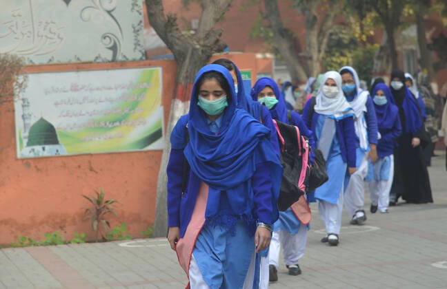 Pakistan: Students wearing face masks during school reopening Pakistani students wearing face masks coming out after attending their first day of school at Kinnaird government school in Lahore. Pakistani government reopened educational institutes across the country from grade 9th to 12th after remaining closed as a preventive measure against the Covid-19 coronavirus. Pakistani authorities started to reopen schools in phases despite a steady increase in deaths and infections from the coronavirus, official said. Lahore Punjab Pakistan Copyright: RanaxSajidxHussain