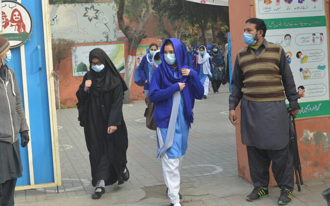 Pakistan: Students wearing face masks during school reopening Pakistani students wearing face masks coming out after attending their first day of school at Kinnaird government school in Lahore. Pakistani government reopened educational institutes across the country from grade 9th to 12th after remaining closed as a preventive measure against the Covid-19 coronavirus. Pakistani authorities started to reopen schools in phases despite a steady increase in deaths and infections from the coronavirus, official said. Lahore Punjab Pakistan Copyright: RanaxSajidxHussain
