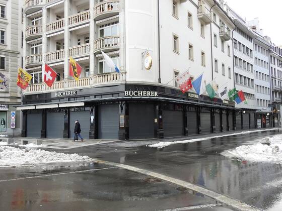 Foto Manuel Geisser 18.01.2021 Coronavirus, Lockdown. Bild: Geschlossenes Bucherer Uhrengeschaeft Luzern