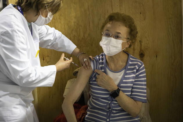 A health worker administers a dose of the Pfizer-BioNTech COVID-19 vaccine in the Le LibertÃ concert hall, transformed into a vaccination center in Rennes, western France, on January 18, 2021.  Copyright: xJeremiasxGonzalezx