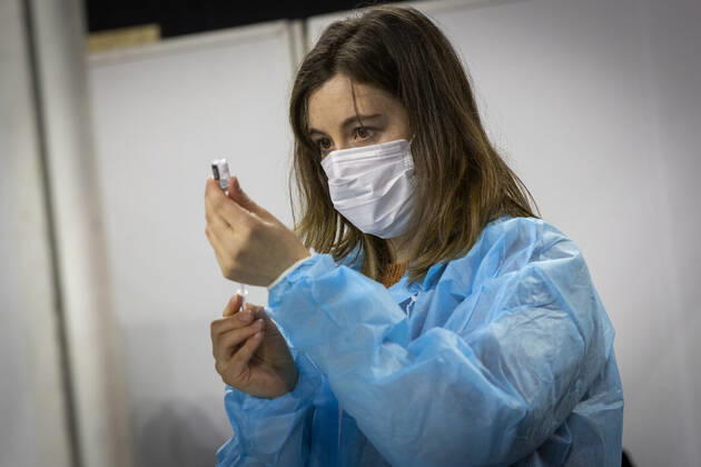 A health worker prepares a syringe with a dose of the Pfizer-BioNTech COVID-19 vaccine at the Le Liberte concert hall, converted into a vaccination centre in Rennes, western France, on January 18, 2021.  Copyright: xJeremiasxGonzalezx