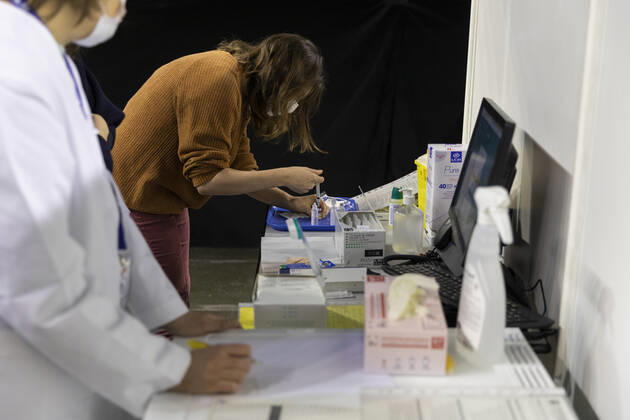 A health worker prepares a syringe with a dose of the Pfizer-BioNTech COVID-19 vaccine at the Le Liberte concert hall, converted into a vaccination centre in Rennes, western France, on January 18, 2021.  Copyright: xJeremiasxGonzalezx