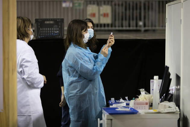 A health worker prepares a syringe with a dose of the Pfizer-BioNTech COVID-19 vaccine at the Le Liberte concert hall, converted into a vaccination centre in Rennes, western France, on January 18, 2021.  Copyright: xJeremiasxGonzalezx