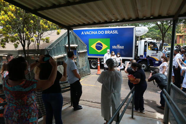 CAMPINAS, SP - 18.01.2021: VACINAS DA CORONAVAC CHEGAM EM CAMPINAS - The Coronavac vaccine arrived at Cecom (Community Health Center) at Unicamp there are 4 thousand vaccines that will be applied to employees of the Health of Campinas (SP). x2019861x  LeandroxFerreira