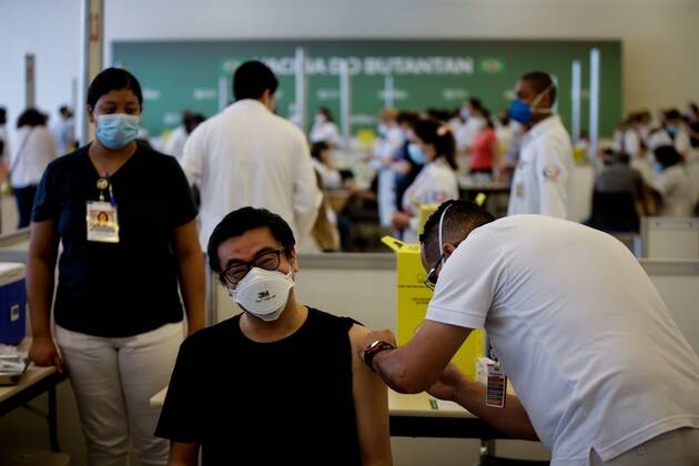Workers vaccinate health personnel in Sao Paulo, Brazil, 18 January 2021. The inoculation of the first doses was carried out on Sunday in a ceremony presided over by Doria, who, together with the Butantan Institute, managed the import and transfer of antigen technology in Brazil. Coronavac is the only vaccine currently available in Brazil, despite the fact that Anvisa also authorized the day before the emergency use of the antidote developed by the University of Oxford and the AstraZeneca laboratory, the Bolsonaro Government s main commitment. Follow-up of the beginning of vaccination against Covid-19, in Brazil !ACHTUNG: NUR REDAKTIONELLE NUTZUNG!  Copyright: xFERNANDOxBIZERRAxJRx AME067 20210118-637465894775974479