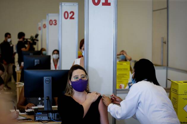 Workers vaccinate health personnel in Sao Paulo, Brazil, 18 January 2021. The inoculation of the first doses was carried out on Sunday in a ceremony presided over by Doria, who, together with the Butantan Institute, managed the import and transfer of antigen technology in Brazil. Coronavac is the only vaccine currently available in Brazil, despite the fact that Anvisa also authorized the day before the emergency use of the antidote developed by the University of Oxford and the AstraZeneca laboratory, the Bolsonaro Government s main commitment. Follow-up of the beginning of vaccination against Covid-19, in Brazil !ACHTUNG: NUR REDAKTIONELLE NUTZUNG!  Copyright: xFERNANDOxBIZERRAxJRx AME065 20210118-637465894783630768