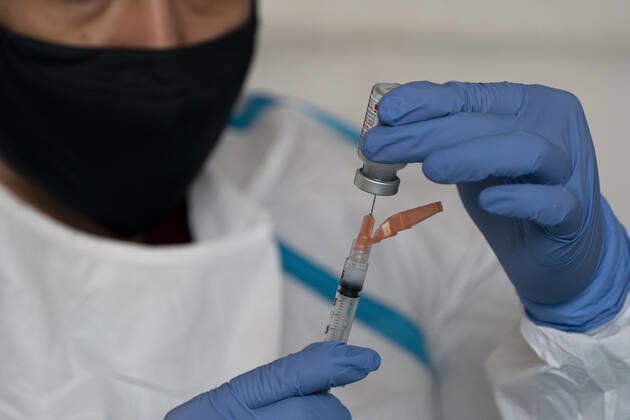 January 18, 2021, Tucson, Arizona, USA: Pharmacists prepare doses of the Moderna Inc. Covid-19 vaccine in Tucson, Arizona, U.S., January 18, 2021. Pima County is moving into Phase 1B of Covid-19 vaccinations as hospitalizations and deaths continue to climb throughout Arizona and the stateÃ¢â‚¬â ¢s new-case rate again ranked highest in the country. Tucson USA - ZUMAo111 20210118_znp_o111_003 Copyright: xCheneyxOrrx