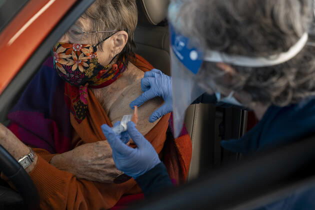 January 18, 2021, Tucson, Arizona, USA: A senior citizen receives the Moderna Inc. Covid-19 vaccine in Tucson, Arizona, U.S., January 18, 2021. Pima County is moving into Phase 1B of Covid-19 vaccinations as hospitalizations and deaths continue to climb throughout Arizona and the stateÃ¢â‚¬â ¢s new-case rate again ranked highest in the country. Tucson USA - ZUMAo111 20210118_znp_o111_005 Copyright: xCheneyxOrrx
