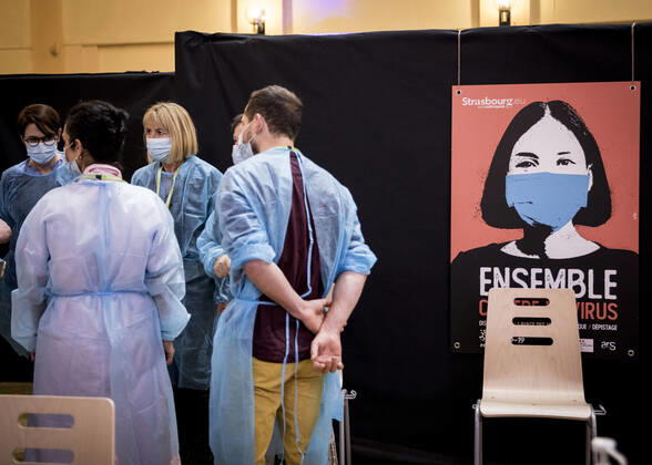 COVID-19 Visite du centre de vaccination de Strasbourg Installe dans la salle municipale de la Bourse prise en charge des personnes de plus de 75 ans et des professionnels de santÃ de plus de 50 ans NEWS : Centre de vaccination de Strasbourg - 18 01 2021 ElyxandroCEGARRA PANORAMIC 