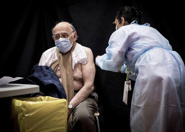 COVID-19 Visite du centre de vaccination de Strasbourg Installe dans la salle municipale de la Bourse prise en charge des personnes de plus de 75 ans et des professionnels de santÃ de plus de 50 ans NEWS : Centre de vaccination de Strasbourg - 18 01 2021 ElyxandroCEGARRA PANORAMIC 