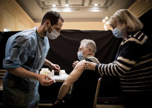 COVID-19 Visite du centre de vaccination de Strasbourg Installe dans la salle municipale de la Bourse prise en charge des personnes de plus de 75 ans et des professionnels de santÃ de plus de 50 ans NEWS : Centre de vaccination de Strasbourg - 18 01 2021 ElyxandroCEGARRA PANORAMIC 