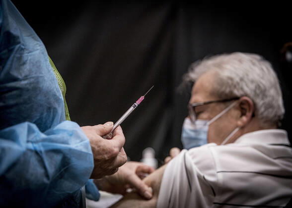COVID-19 Visite du centre de vaccination de Strasbourg Installe dans la salle municipale de la Bourse prise en charge des personnes de plus de 75 ans et des professionnels de santÃ de plus de 50 ans NEWS : Centre de vaccination de Strasbourg - 18 01 2021 ElyxandroCEGARRA PANORAMIC 
