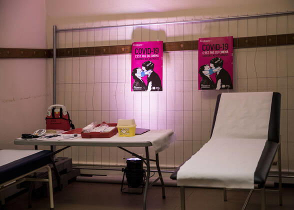 COVID-19 Visite du centre de vaccination de Strasbourg Installe dans la salle municipale de la Bourse prise en charge des personnes de plus de 75 ans et des professionnels de santÃ de plus de 50 ans NEWS : Centre de vaccination de Strasbourg - 18 01 2021 ElyxandroCEGARRA PANORAMIC 