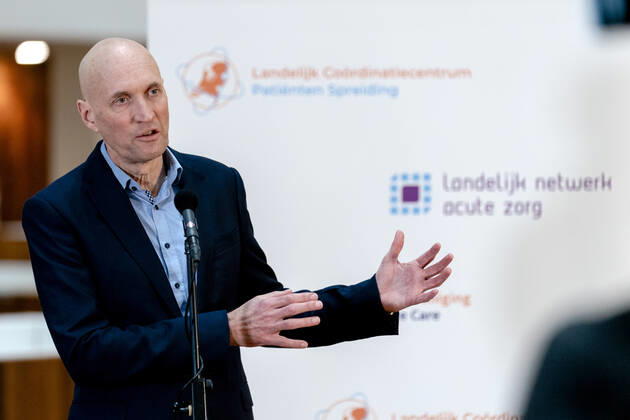 ROTTERDAM - Ernst Kuipers, voorzitter van het Landelijk Netwerk Acute Zorg, praat in het universitair ziekenhuis Erasmus MC de pers bij over de huidige stand van zaken op de intensive cares en verpleegafdelingen. ANP SANDER KONING Copyright: xHollandsexHoogtex xxANPx x427225467x