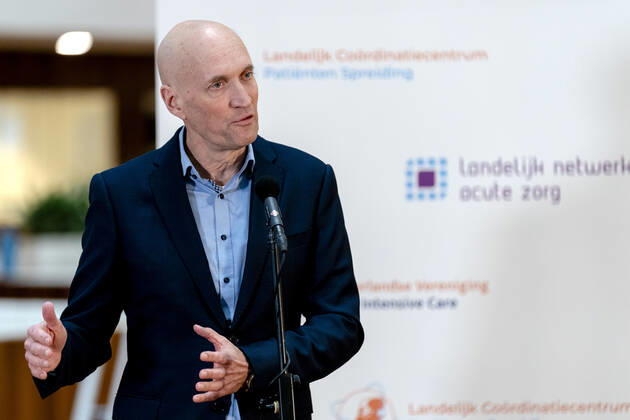 ROTTERDAM - Ernst Kuipers, voorzitter van het Landelijk Netwerk Acute Zorg, praat in het universitair ziekenhuis Erasmus MC de pers bij over de huidige stand van zaken op de intensive cares en verpleegafdelingen. ANP SANDER KONING Copyright: xHollandsexHoogtex xxANPx x427225647x