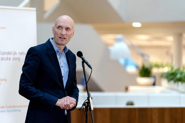 ROTTERDAM - Ernst Kuipers, voorzitter van het Landelijk Netwerk Acute Zorg, praat in het universitair ziekenhuis Erasmus MC de pers bij over de huidige stand van zaken op de intensive cares en verpleegafdelingen. ANP SANDER KONING Copyright: xHollandsexHoogtex xxANPx x427225666x