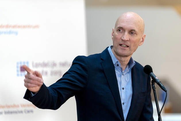 ROTTERDAM - Ernst Kuipers, voorzitter van het Landelijk Netwerk Acute Zorg, praat in het universitair ziekenhuis Erasmus MC de pers bij over de huidige stand van zaken op de intensive cares en verpleegafdelingen. ANP SANDER KONING Copyright: xHollandsexHoogtex xxANPx x427225673x