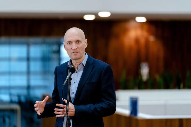 ROTTERDAM - Ernst Kuipers, voorzitter van het Landelijk Netwerk Acute Zorg, praat in het universitair ziekenhuis Erasmus MC de pers bij over de huidige stand van zaken op de intensive cares en verpleegafdelingen. ANP SANDER KONING Copyright: xHollandsexHoogtex xxANPx x427225677x