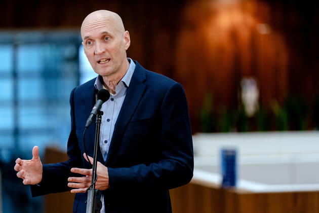 ROTTERDAM - Ernst Kuipers, voorzitter van het Landelijk Netwerk Acute Zorg, praat in het universitair ziekenhuis Erasmus MC de pers bij over de huidige stand van zaken op de intensive cares en verpleegafdelingen. ANP SANDER KONING Copyright: xHollandsexHoogtex xxANPx x427225682x