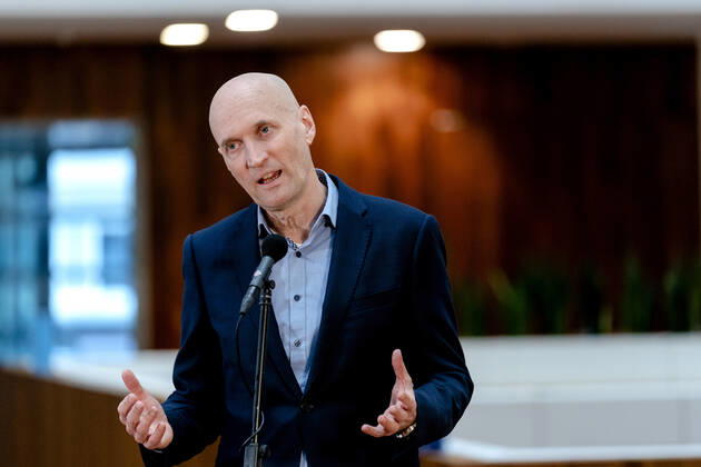 ROTTERDAM - Ernst Kuipers, voorzitter van het Landelijk Netwerk Acute Zorg, praat in het universitair ziekenhuis Erasmus MC de pers bij over de huidige stand van zaken op de intensive cares en verpleegafdelingen. ANP SANDER KONING Copyright: xHollandsexHoogtex xxANPx x427225686x