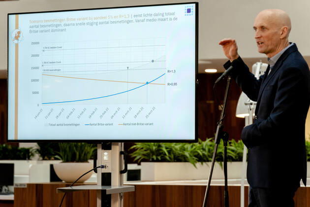 ROTTERDAM - Ernst Kuipers, voorzitter van het Landelijk Netwerk Acute Zorg, praat in het universitair ziekenhuis Erasmus MC de pers bij over de huidige stand van zaken op de intensive cares en verpleegafdelingen. ANP SANDER KONING Copyright: xHollandsexHoogtex xxANPx x427225691x