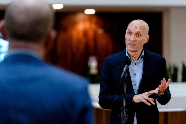 ROTTERDAM - Ernst Kuipers, voorzitter van het Landelijk Netwerk Acute Zorg, praat in het universitair ziekenhuis Erasmus MC de pers bij over de huidige stand van zaken op de intensive cares en verpleegafdelingen. ANP SANDER KONING Copyright: xHollandsexHoogtex xxANPx x427225723x