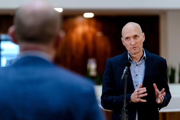 ROTTERDAM - Ernst Kuipers, voorzitter van het Landelijk Netwerk Acute Zorg, praat in het universitair ziekenhuis Erasmus MC de pers bij over de huidige stand van zaken op de intensive cares en verpleegafdelingen. ANP SANDER KONING Copyright: xHollandsexHoogtex xxANPx x427225733x