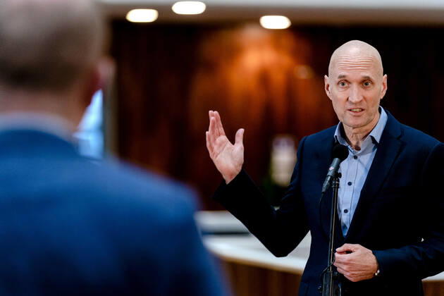 ROTTERDAM - Ernst Kuipers, voorzitter van het Landelijk Netwerk Acute Zorg, praat in het universitair ziekenhuis Erasmus MC de pers bij over de huidige stand van zaken op de intensive cares en verpleegafdelingen. ANP SANDER KONING Copyright: xHollandsexHoogtex xxANPx x427225745x