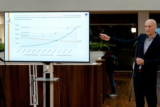ROTTERDAM - Ernst Kuipers, voorzitter van het Landelijk Netwerk Acute Zorg, praat in het universitair ziekenhuis Erasmus MC de pers bij over de huidige stand van zaken op de intensive cares en verpleegafdelingen. ANP SANDER KONING Copyright: xHollandsexHoogtex xxANPx x427225752x