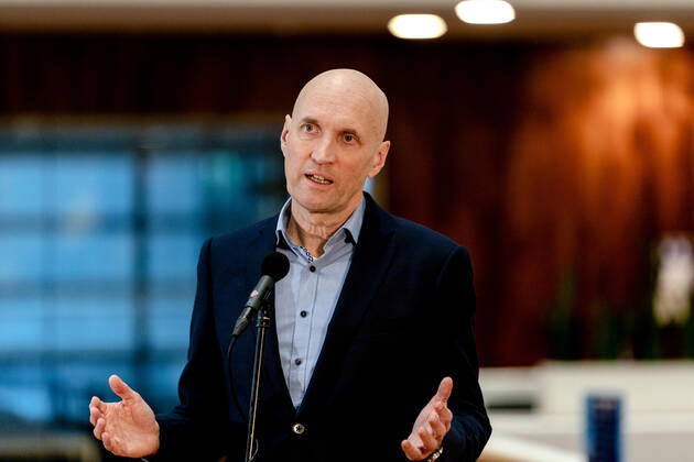 ROTTERDAM - Ernst Kuipers, voorzitter van het Landelijk Netwerk Acute Zorg, praat in het universitair ziekenhuis Erasmus MC de pers bij over de huidige stand van zaken op de intensive cares en verpleegafdelingen. ANP SANDER KONING Copyright: xHollandsexHoogtex xxANPx x427225756x