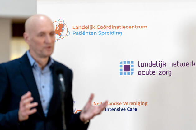 ROTTERDAM - Ernst Kuipers, voorzitter van het Landelijk Netwerk Acute Zorg, praat in het universitair ziekenhuis Erasmus MC de pers bij over de huidige stand van zaken op de intensive cares en verpleegafdelingen. ANP SANDER KONING Copyright: xHollandsexHoogtex xxANPx x427225995x