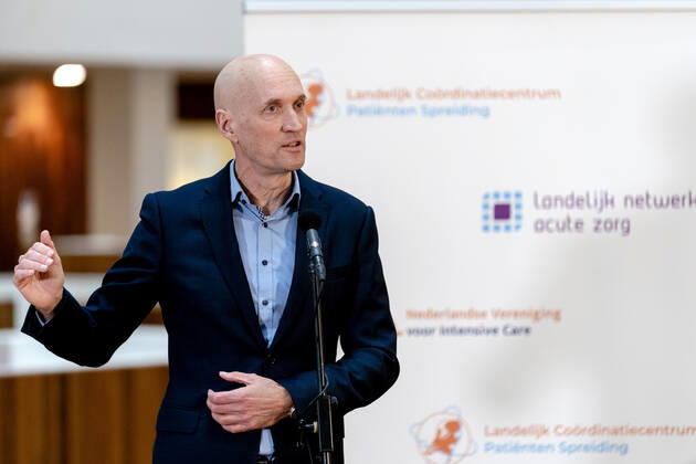 ROTTERDAM - Ernst Kuipers, voorzitter van het Landelijk Netwerk Acute Zorg, praat in het universitair ziekenhuis Erasmus MC de pers bij over de huidige stand van zaken op de intensive cares en verpleegafdelingen. ANP SANDER KONING Copyright: xHollandsexHoogtex xxANPx x427226001x