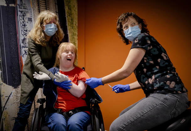 MONSTER - Sanne (m) krijgt het vaccin toegediend in woonzorgcentrum Westerhonk. In het centrum voor mensen met een verstandelijke beperking van s Heeren Loo is begonnen met het vaccineren van de meest kwetsbare clienten tegen het coronavirus. ANP ROBIN VAN LONKHUIJSEN Copyright: xHollandsexHoogtex xxANPx x427225506x