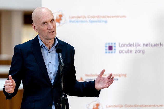 ROTTERDAM - Ernst Kuipers, voorzitter van het Landelijk Netwerk Acute Zorg, praat in het universitair ziekenhuis Erasmus MC de pers bij over de huidige stand van zaken op de intensive cares en verpleegafdelingen. ANP SANDER KONING Copyright: xHollandsexHoogtex xxANPx x427226004x