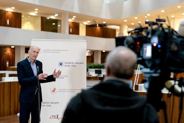 ROTTERDAM - Ernst Kuipers, voorzitter van het Landelijk Netwerk Acute Zorg, praat in het universitair ziekenhuis Erasmus MC de pers bij over de huidige stand van zaken op de intensive cares en verpleegafdelingen. ANP SANDER KONING Copyright: xHollandsexHoogtex xxANPx x427226007x
