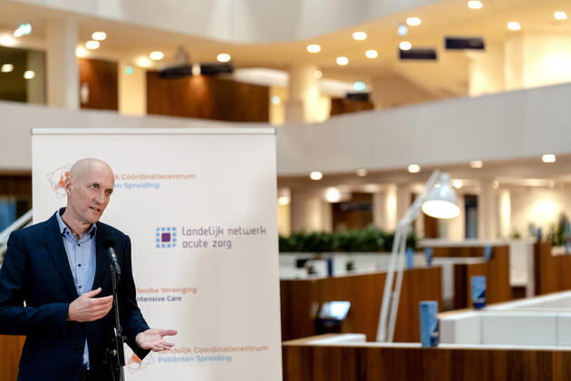 ROTTERDAM - Ernst Kuipers, voorzitter van het Landelijk Netwerk Acute Zorg, praat in het universitair ziekenhuis Erasmus MC de pers bij over de huidige stand van zaken op de intensive cares en verpleegafdelingen. ANP SANDER KONING Copyright: xHollandsexHoogtex xxANPx x427226010x