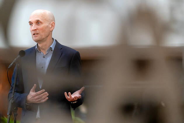ROTTERDAM - Ernst Kuipers, voorzitter van het Landelijk Netwerk Acute Zorg, praat in het universitair ziekenhuis Erasmus MC de pers bij over de huidige stand van zaken op de intensive cares en verpleegafdelingen. ANP SANDER KONING Copyright: xHollandsexHoogtex xxANPx x427226025x