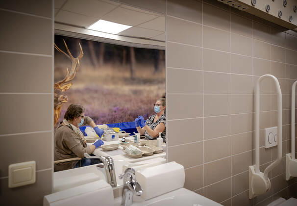 MONSTER - Medewerkers bezig met optrekken van het coronavaccin in woonzorgcentrum Westerhonk. In het centrum voor mensen met een verstandelijke beperking van s Heeren Loo is begonnen met het vaccineren van de meest kwetsbare clienten tegen het coronavirus. ANP ROBIN VAN LONKHUIJSEN Copyright: xHollandsexHoogtex xxANPx x427226386x