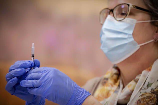 MONSTER - Medewerkers bezig met optrekken van het coronavaccin in woonzorgcentrum Westerhonk. In het centrum voor mensen met een verstandelijke beperking van s Heeren Loo is begonnen met het vaccineren van de meest kwetsbare clienten tegen het coronavirus. ANP ROBIN VAN LONKHUIJSEN Copyright: xHollandsexHoogtex xxANPx x427226521x