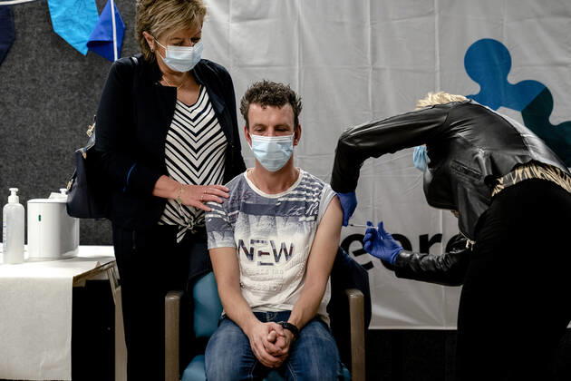 MONSTER - Demissionair minister Hugo de Jonge (Volksgezondheid, Welzijn en Sport) brengt een bezoek aan zorginstelling s Heeren-Loo. Na de eerste vaccinaties voor zorgmedewerkers is ook de vaccinatie van bewoners van verpleeghuizen en instellingen voor gehandicaptenzorg gestart. ANP POOL SANDER KONING Copyright: xHollandsexHoogtex xxANPx x427232280x