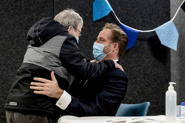 MONSTER - Demissionair minister Hugo de Jonge (Volksgezondheid, Welzijn en Sport) krijgt spontaan een knuffel van een van de bewoners, tijdens zijn bezoek eenzorginstelling s Heeren-Loo. Na de eerste vaccinaties voor zorgmedewerkers is ook de vaccinatie van bewoners van verpleeghuizen en instellingen voor gehandicaptenzorg gestart. ANP POOL SANDER KONING Copyright: xHollandsexHoogtex xxANPx x427232340x