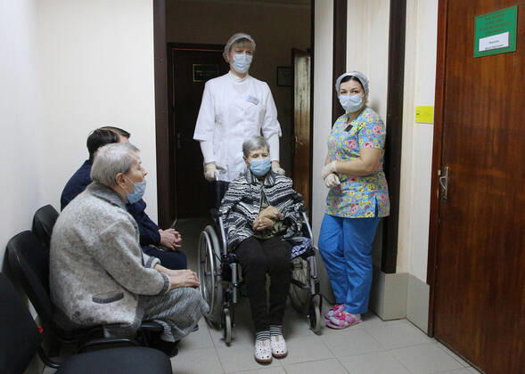 VOLGOGRAD, RUSSIA - JANUARY 18, 2021: People wait to be vaccinated with Gam-COVID-Vac (Sputnik V), a COVID-19 vaccine, at the Volgograd nursing home for the elderly and disabled. Dmitry Rogulin TASS  TS0F48D2