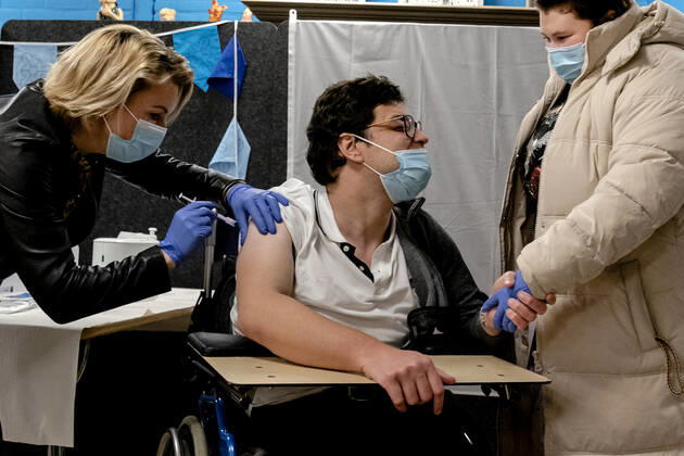 MONSTER - Demissionair minister Hugo de Jonge (Volksgezondheid, Welzijn en Sport) brengt een bezoek aan zorginstelling s Heeren-Loo. Na de eerste vaccinaties voor zorgmedewerkers is ook de vaccinatie van bewoners van verpleeghuizen en instellingen voor gehandicaptenzorg gestart. ANP POOL SANDER KONING Copyright: xHollandsexHoogtex xxANPx x427232463x